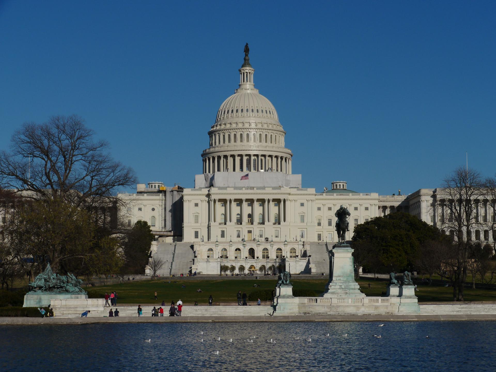 Capitol Building Reflects AI Regulation Stalemate United States Capitol building symbolizing legislative paralysis on AI regulation amid public concern.