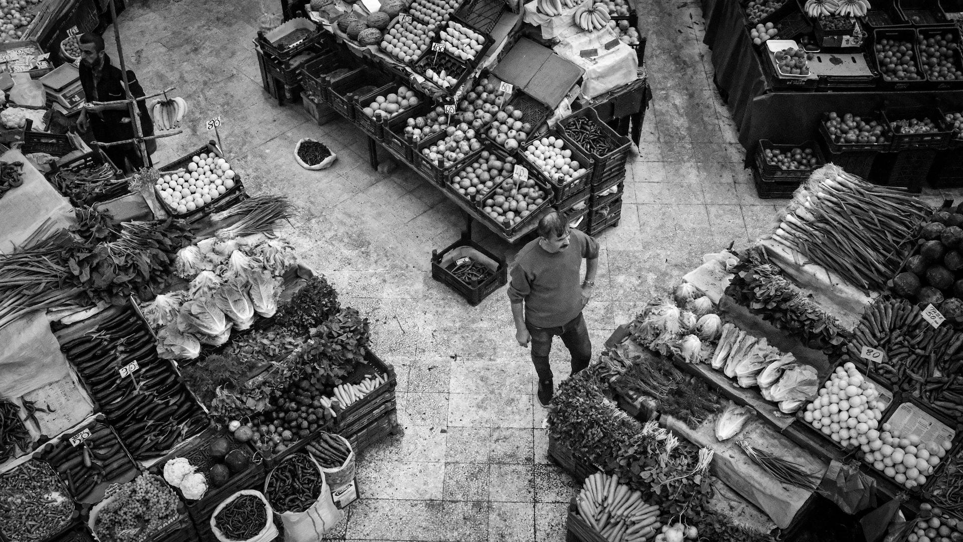Overhead produce market scene illustrating consumer choices and demand for transparent AI ad disclosure.